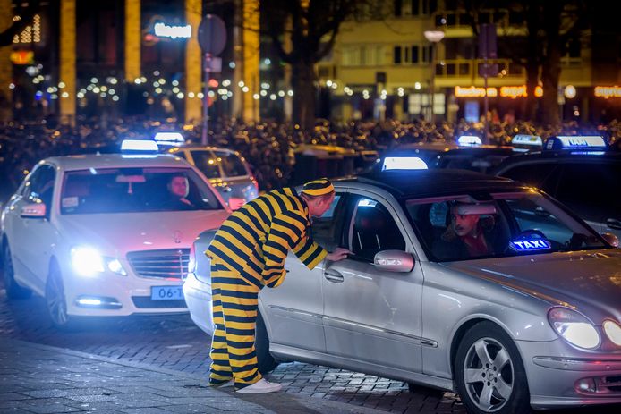 Drukte in de Taxibusiness met Carnaval. Taxi's bij het station van Eindhoven. © Jean Pierre Reijnen